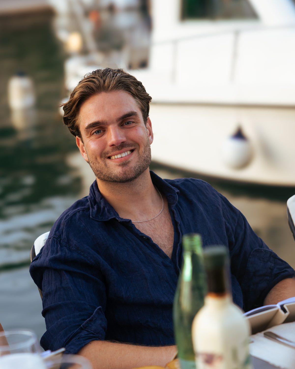 Ik aan tafel in een jachthaven